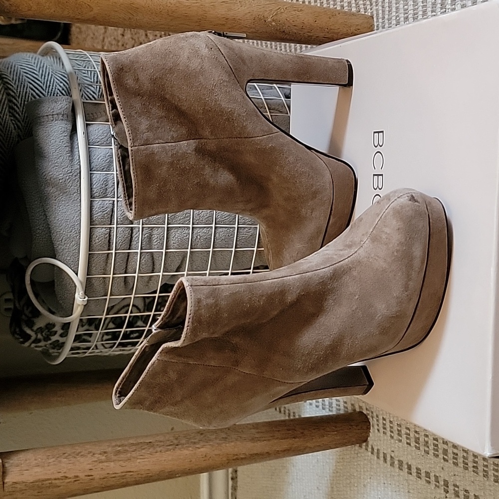 BCBGeneration Joesana Dark Spice Suede Zipper Bootie Sz 8 w/ box